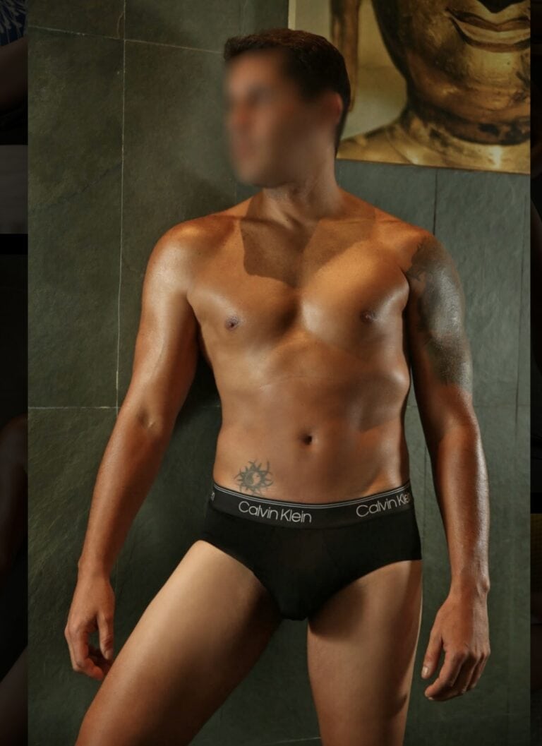 Hombre en ropa interior Calvin Klein negra posando