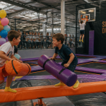 avis sur trampoline park lyon, enfants qui sautent et parents observant