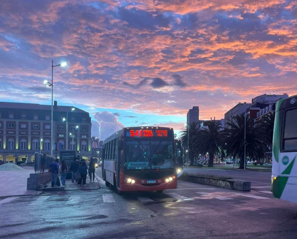 Paro de colectivos en Mar del Plata por falta de pago a choferes en medio del alerta meteorológico