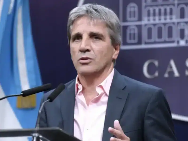 Caputo defendió el plan y volvió a criticar a los empresarios