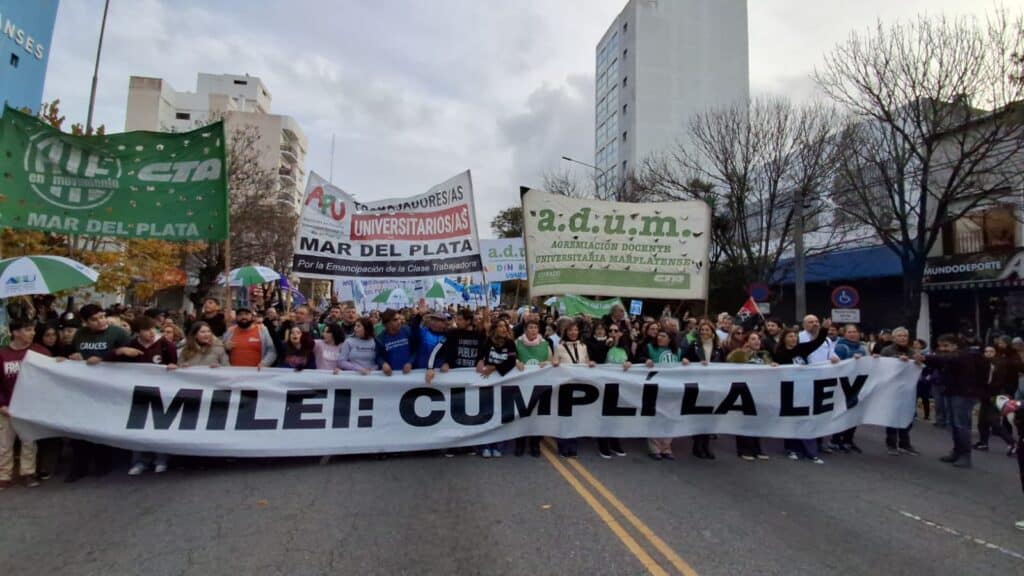 Otra histórica Marcha Federal Universitaria en Mar del Plata: «Milei cumplí la Ley»