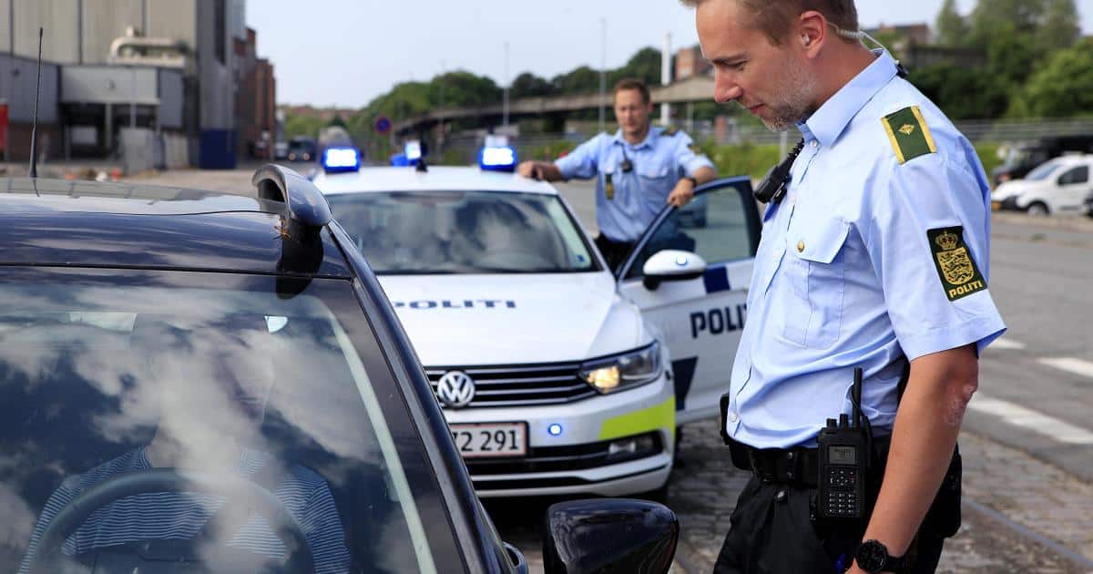 Færdsel patrulje standsning politifolk køreskole randers