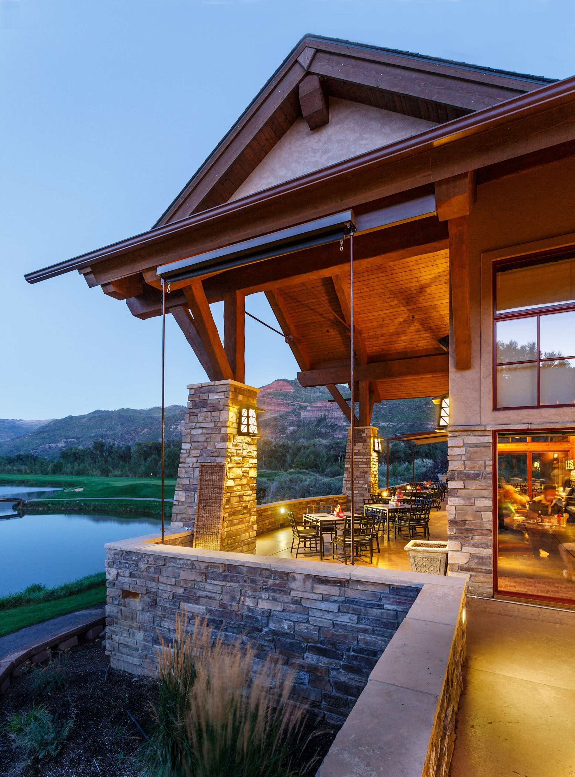 Reynolds Ash + Associates Architecture & Engineering lakeside house.