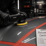 Polissage voiture avec polisseuse sur capot brillant