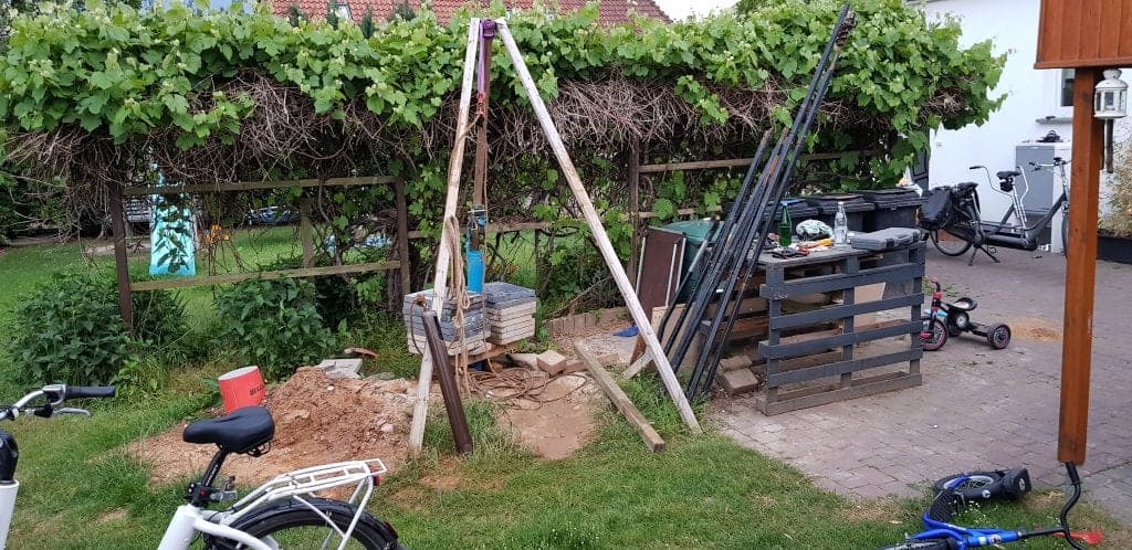 Brunnenbau Brunnen bohren Dreibein Brunnenrohr