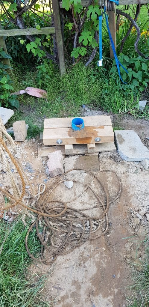 Brunnenbau Brunnen bohren Dreibein Brunnenrohr Gartenbrunnen