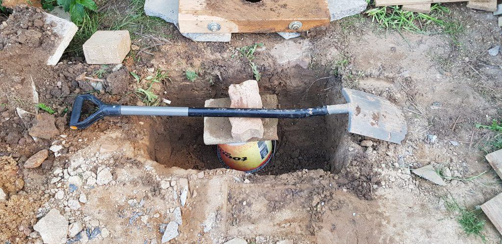 Brunnenbau Brunnen bohren Dreibein Brunnenrohr Gartenbrunnen