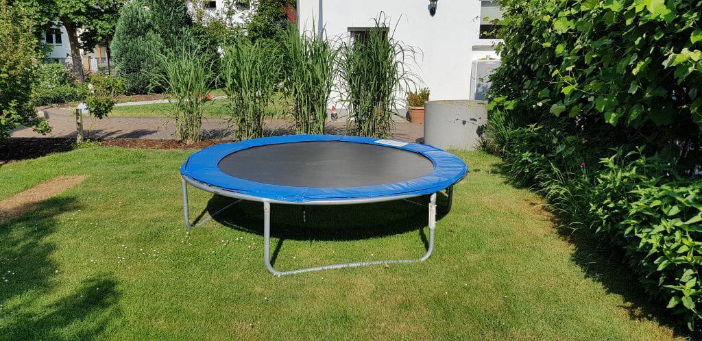 Bodentrampolin eingragebn trampolin einbuddeln erdtrampolin