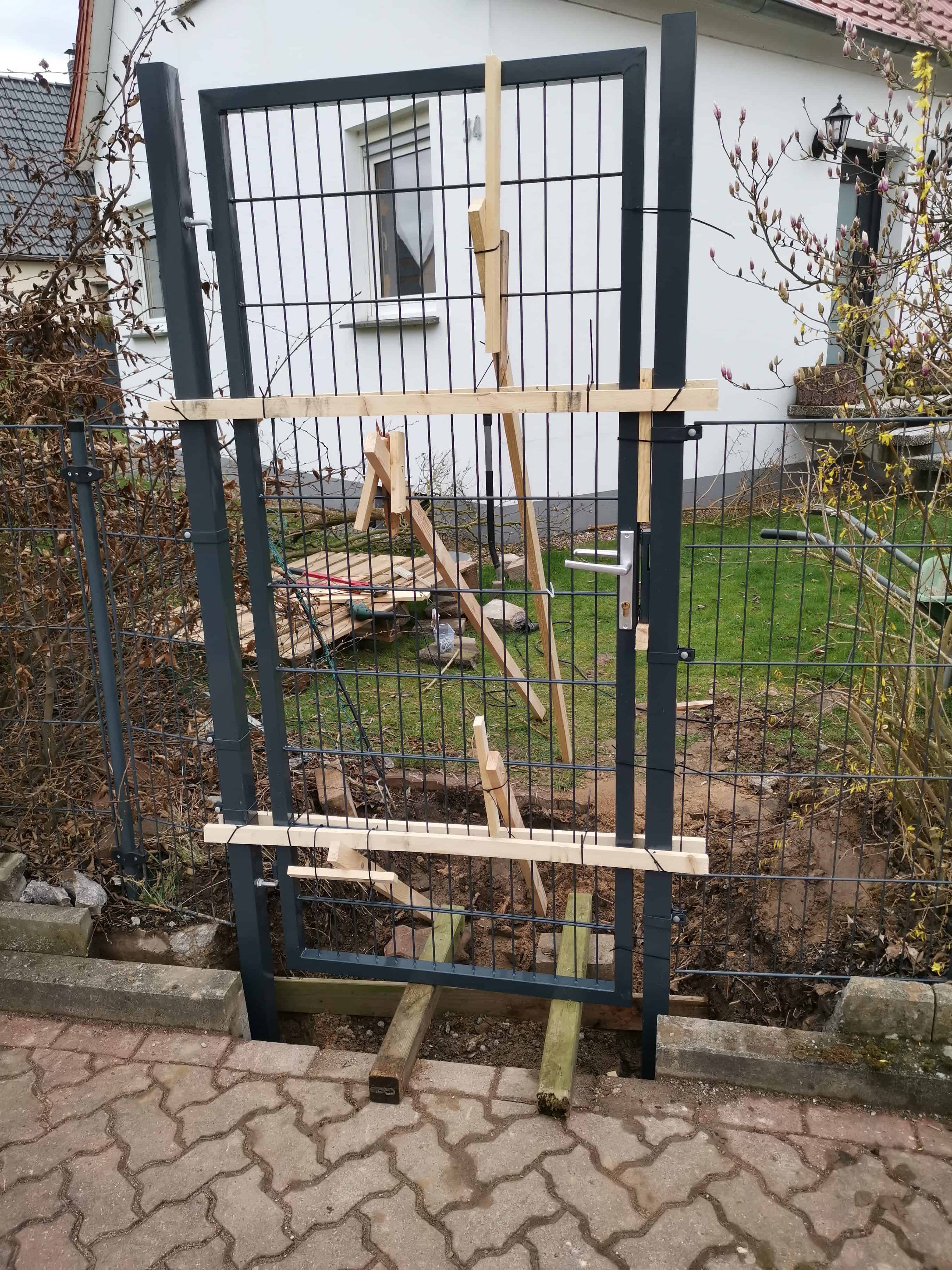 Einbau eines Gartentores