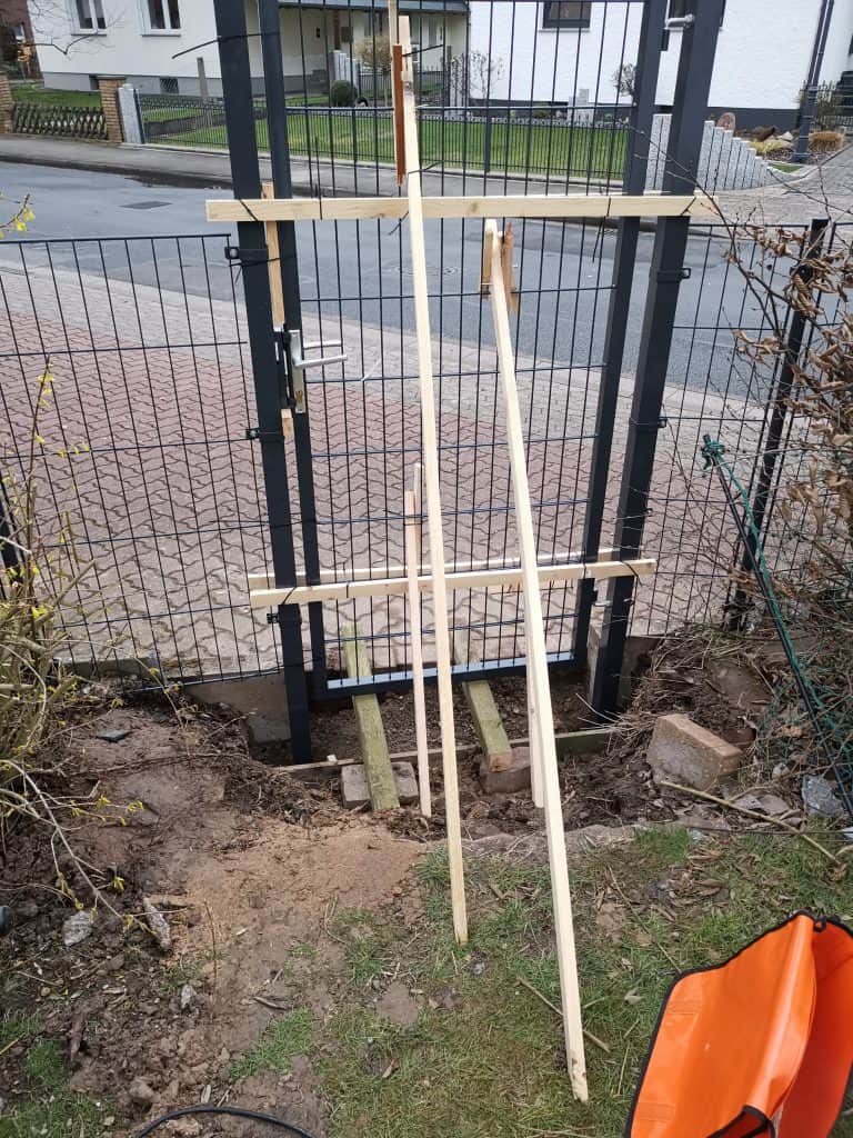 Einbau eines Gartentores Sicherung