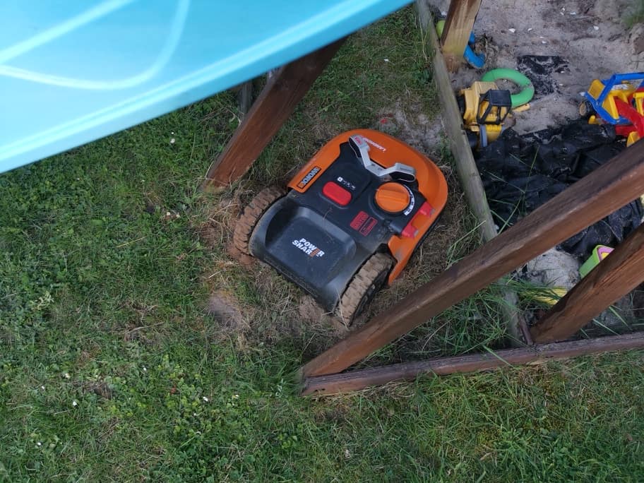Mähroboter eingegraben