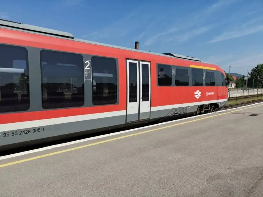 Zug fahren in Ungarn01
