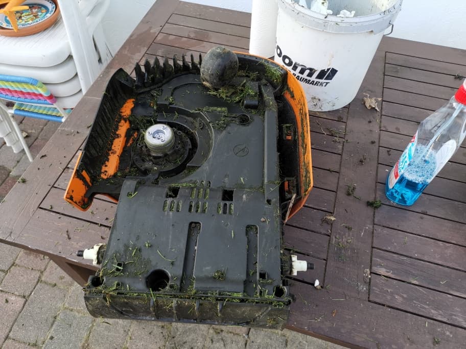 Mähroboter reinigen