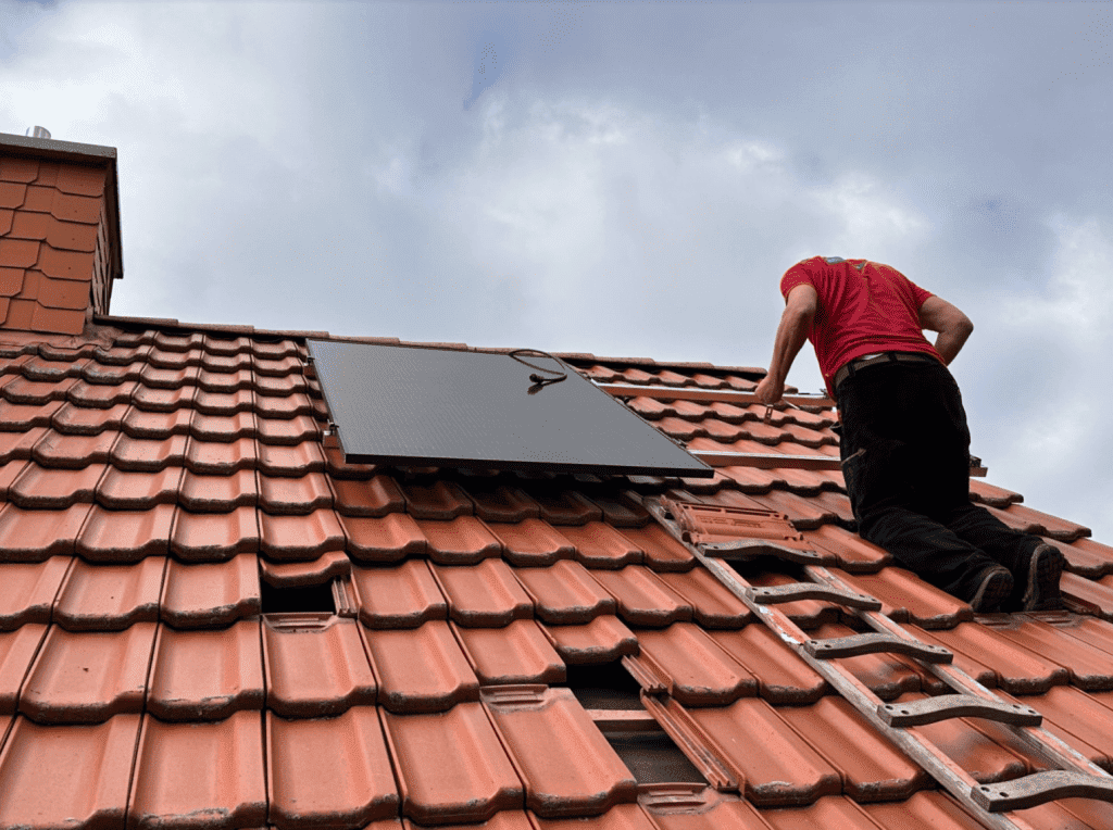 Balkonkraftwerk auf dem Dach montieren