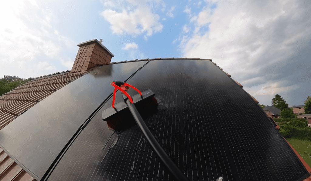 Balkonkraftwerk reinigen Waschbürste