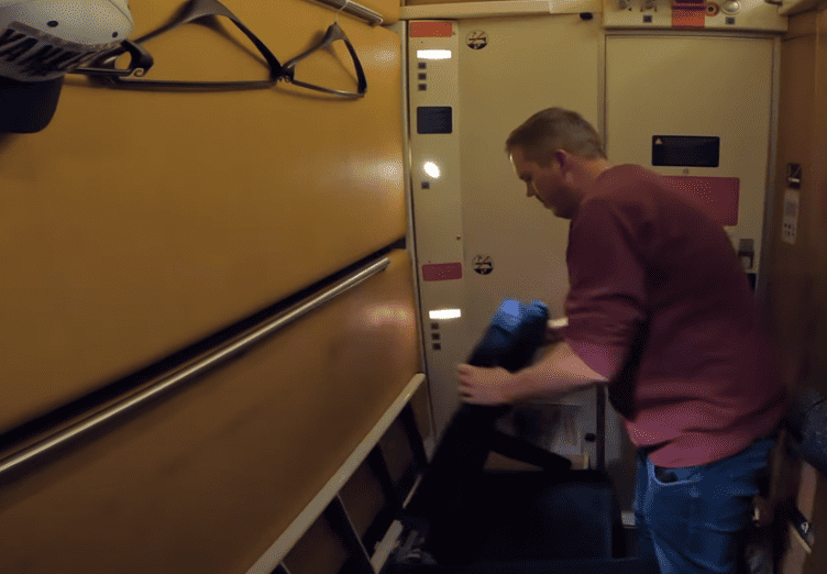 Nachtzug Abteil in Nachtkonfiguration umbauen