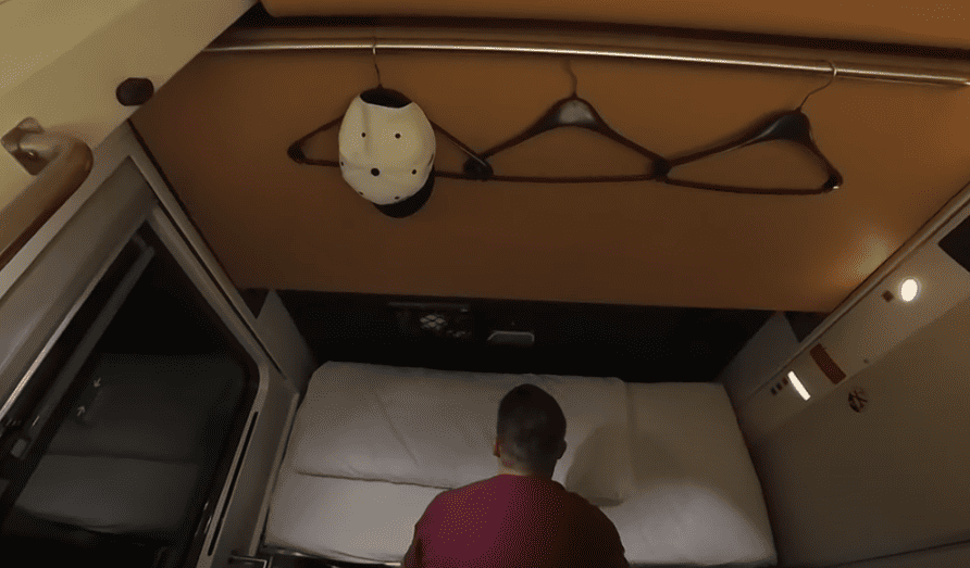 Nachtzug Abteil in Nachtkonfiguration umbauen