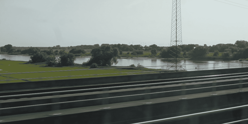 Flixtrain an der Elbe