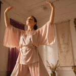 Les 8 postures du qi gong Soutenir le ciel femme bras levés