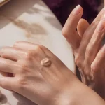 Comment appliquer une BB crème : tapotage au bout des doigts sur le visage avec éponge et crème