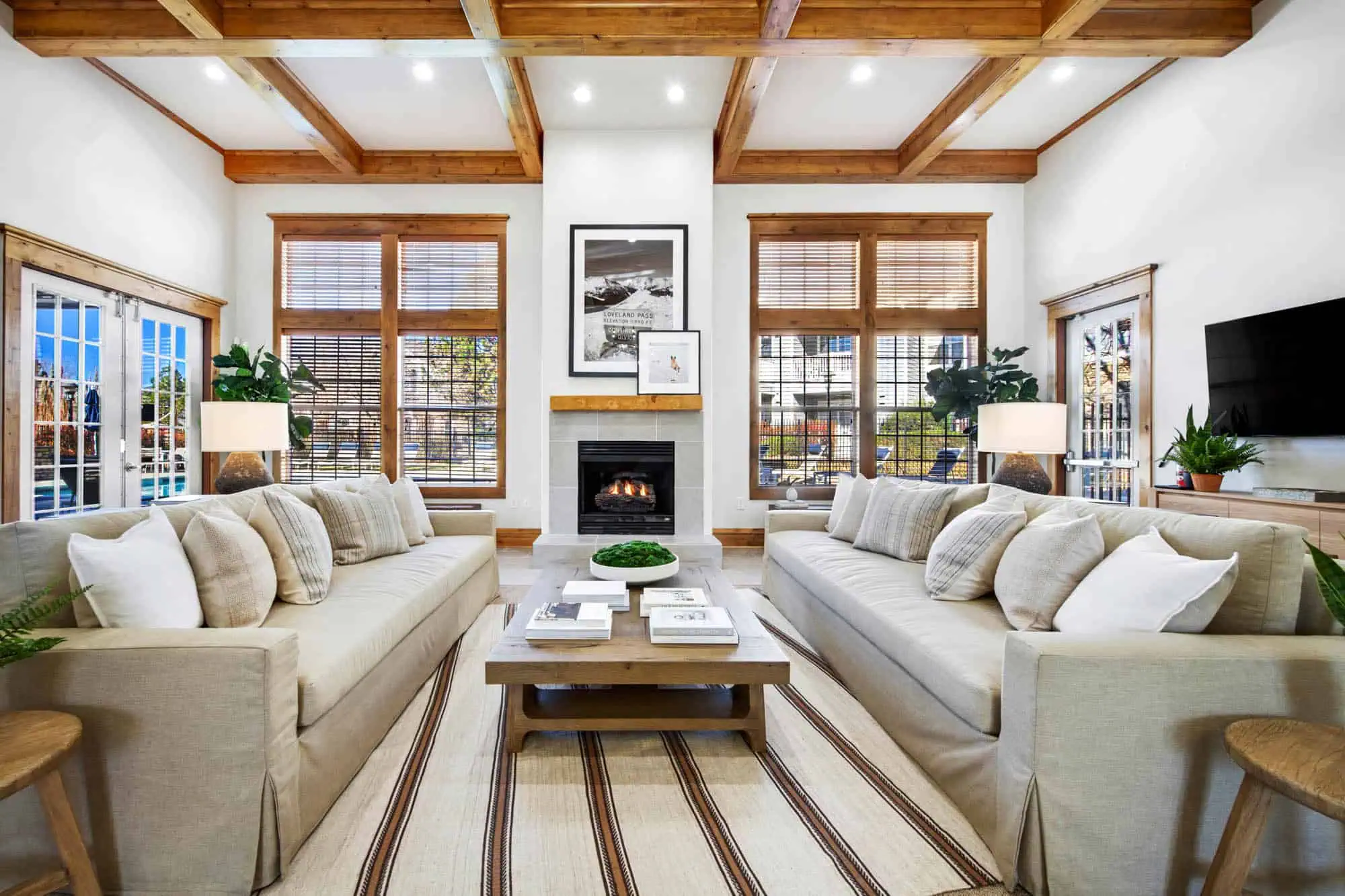 The lounge at Eagle Ridge apartments in Denver, CO.