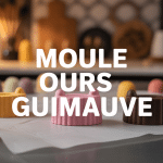 Moule ours guimauve et guimauves colorées sur plan de travail