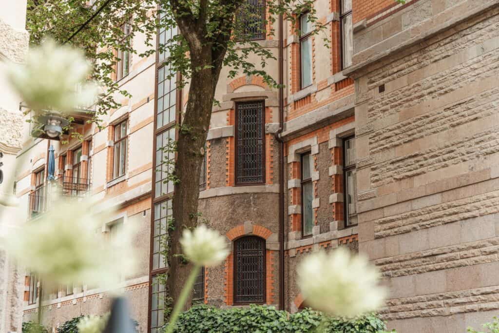 Detaljbild på blyinfattade fönster i trapphus, BRF Furan på Viktoriagatan – restaurerade av Restorio