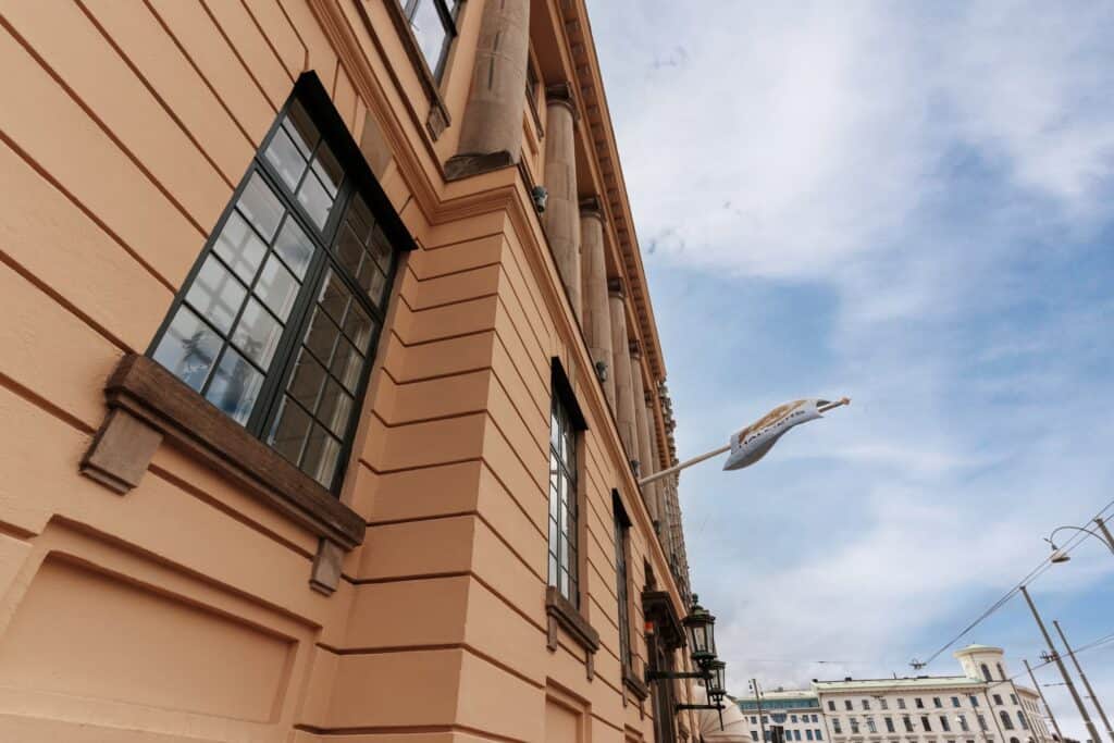 Gammal stadsvägg med fönster och gatlykta i Stockholm.