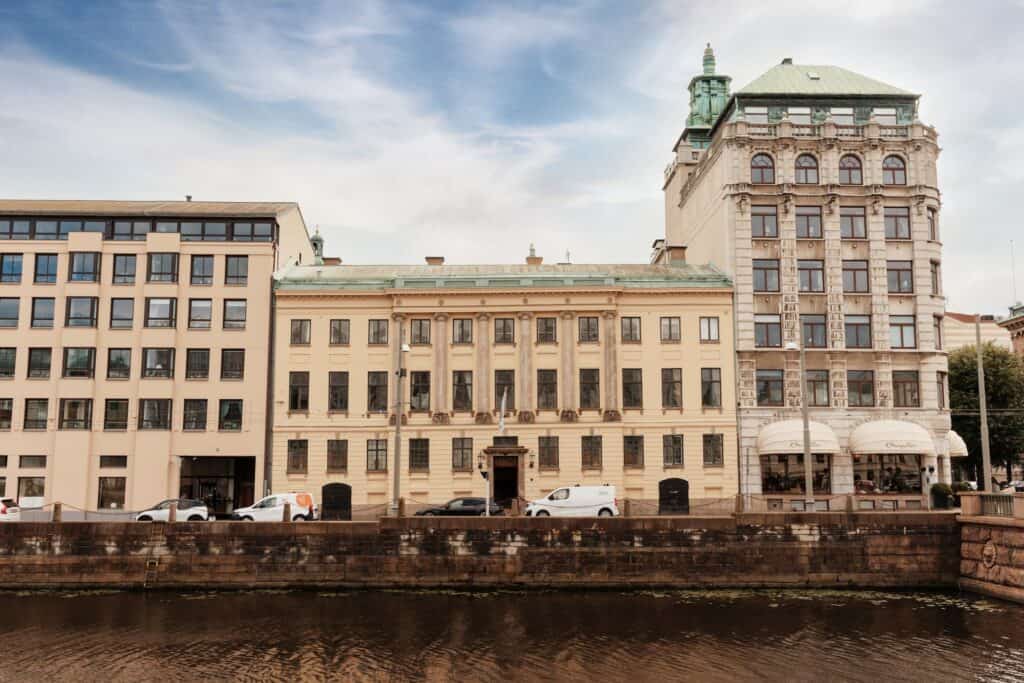 Historisk byggnad vid vattnet i centrala Stockholm.