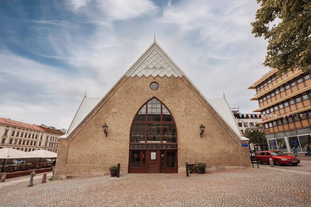 Moderna kyrka i centrala Stockholm med unik arkitektur och historisk betydelse.