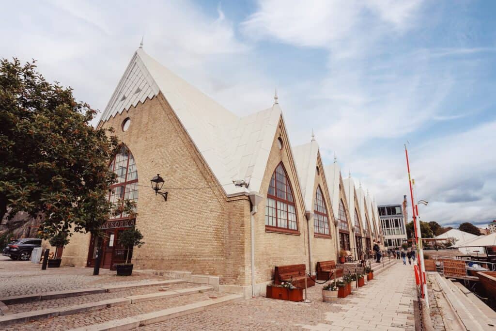 Kyrka vid vattnet i Solna, Sverige, med historisk arkitektur och mysig atmosfär.