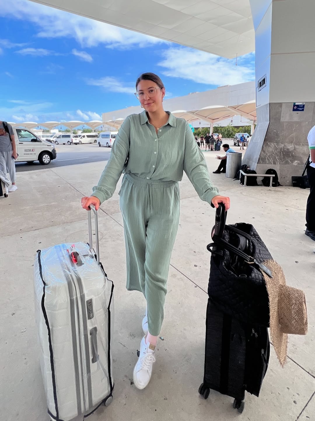 20 Stylish Travel Outfits for the Fabulous 40+ Jet-Setter: Elevate Your ...