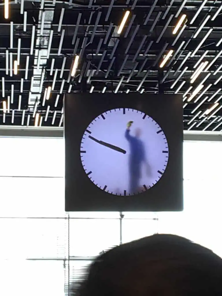 Time displayed on a big clock