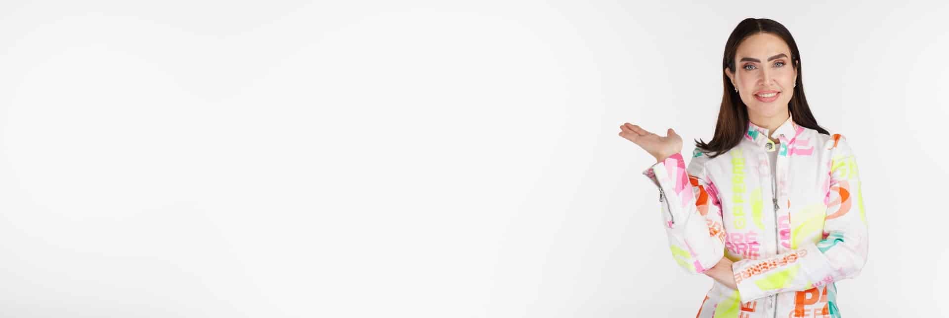 רבקה מראה עם היד את הטקסט הראשי