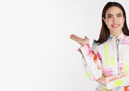 רבקה מראה עם היד את הטקסט הראשי