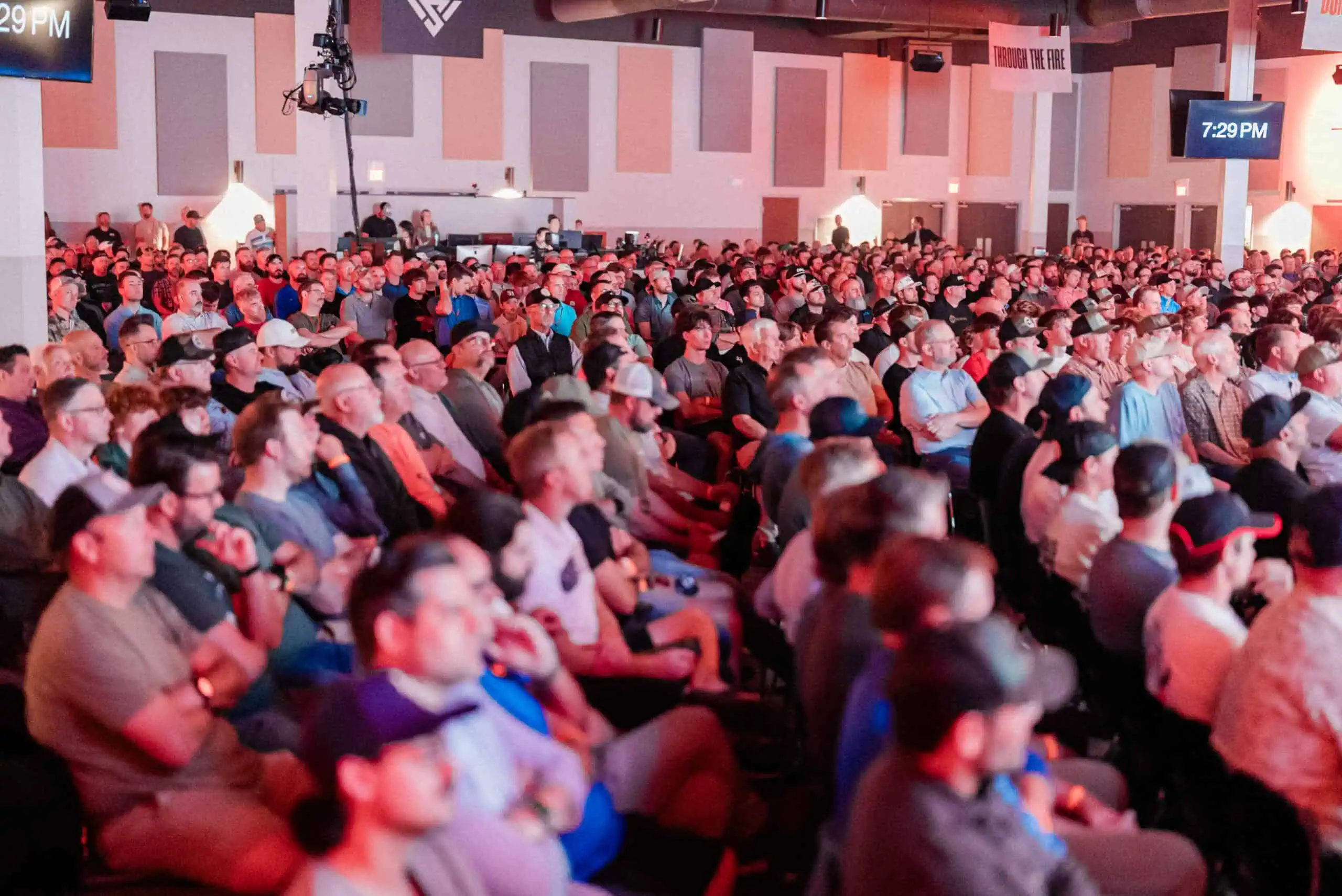 Versus Men Crowd 2025