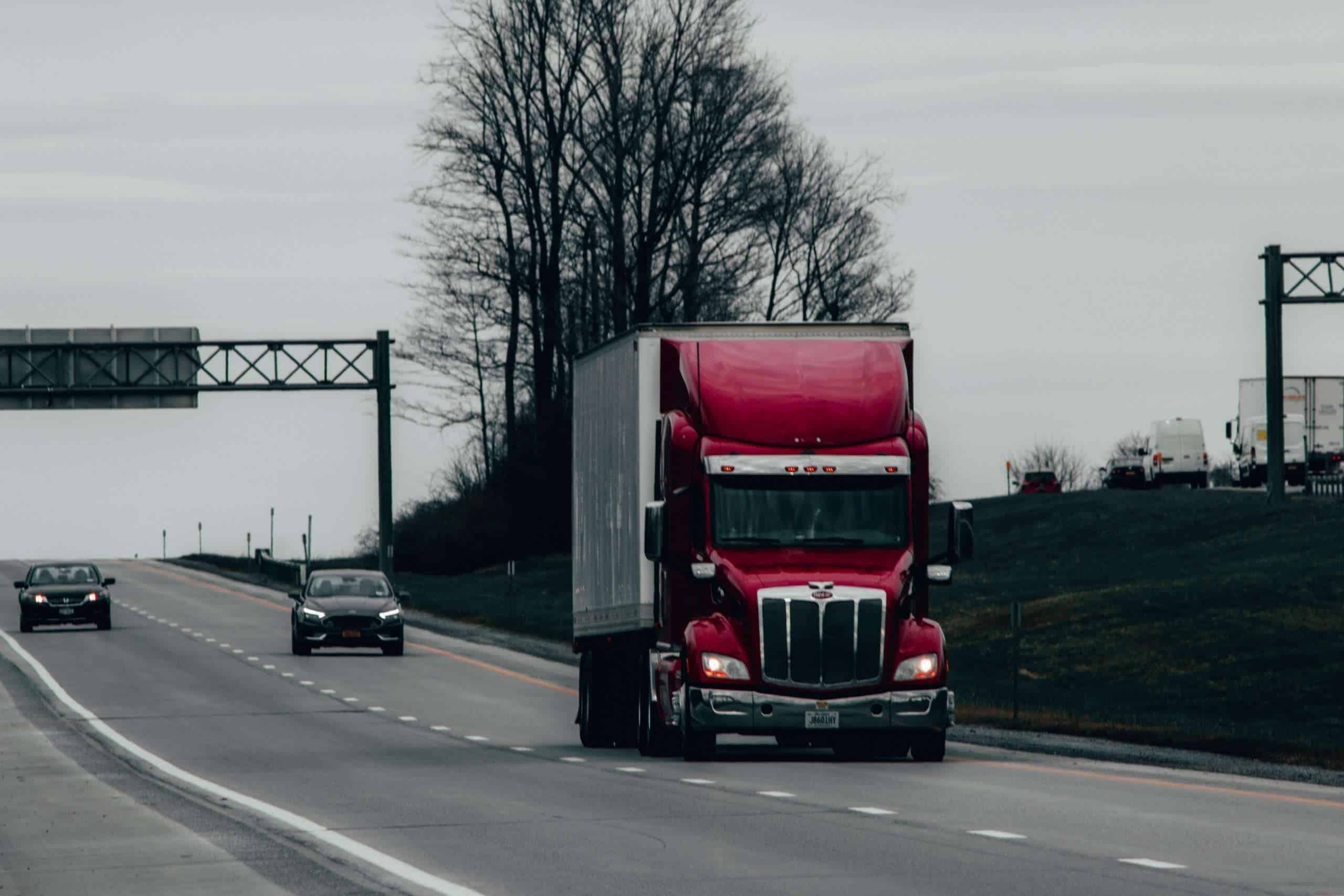 Read more about the article Trucking Accidents: How to stay safe and avoid tragedy