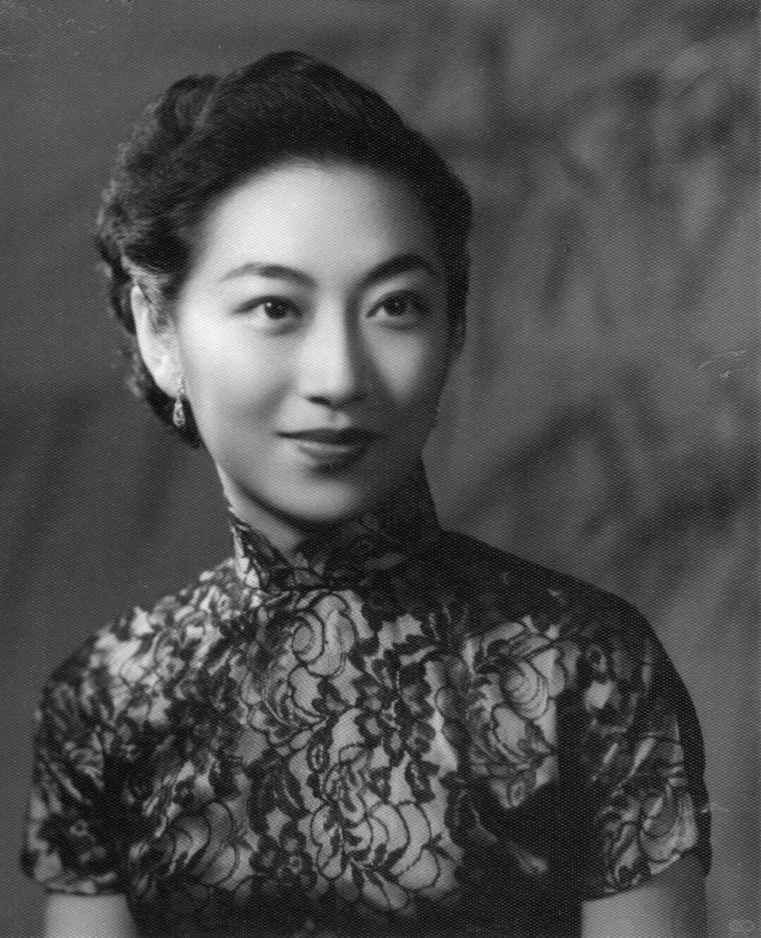 A woman from Taishan in the 1930s wearing a floral-patterned blouse, symbolizing resilience and elegance in women's history.