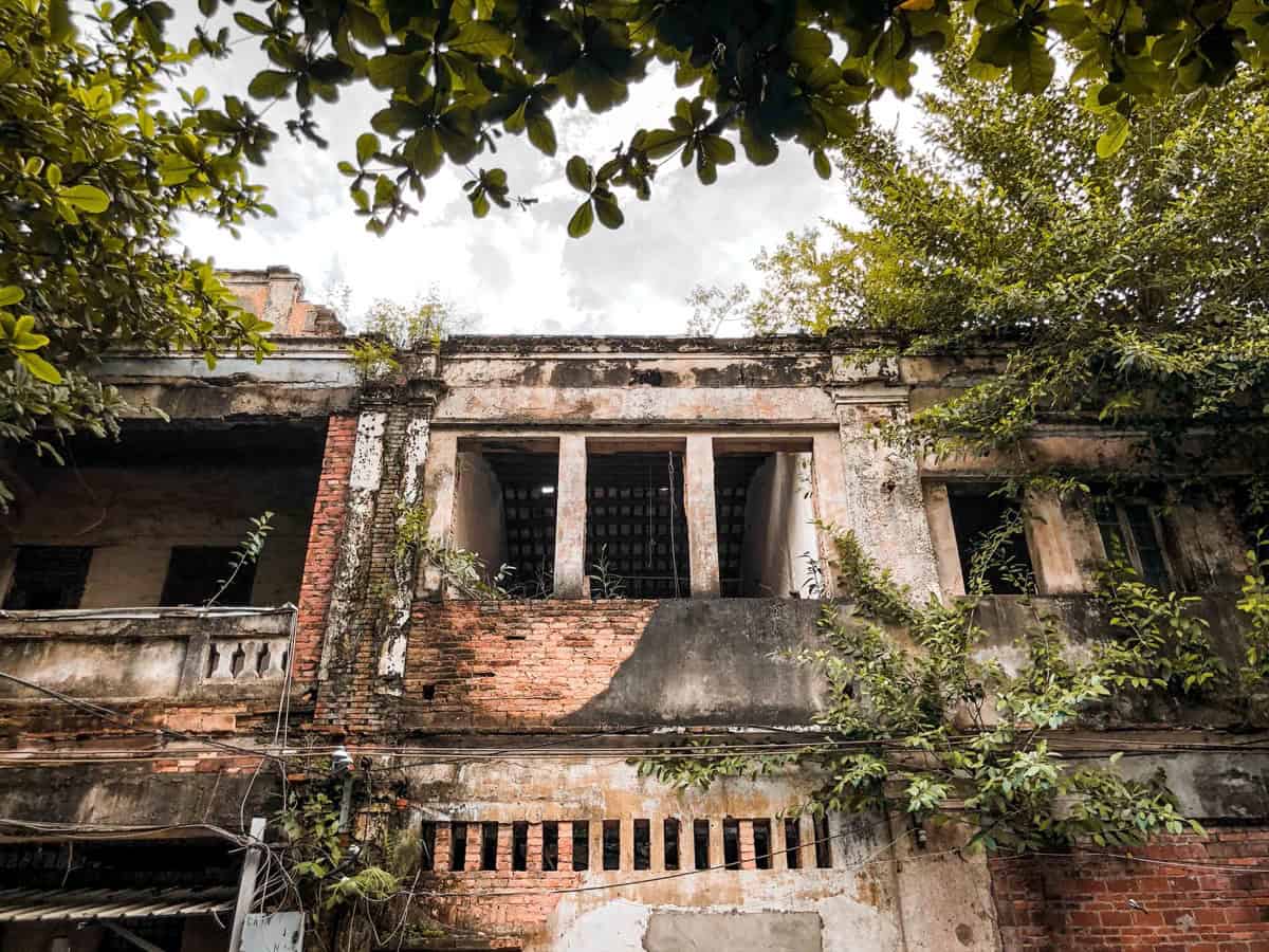 An abandoned yanglou (洋楼) in Taishan — a Western-style house built with overseas remittances, now standing empty
