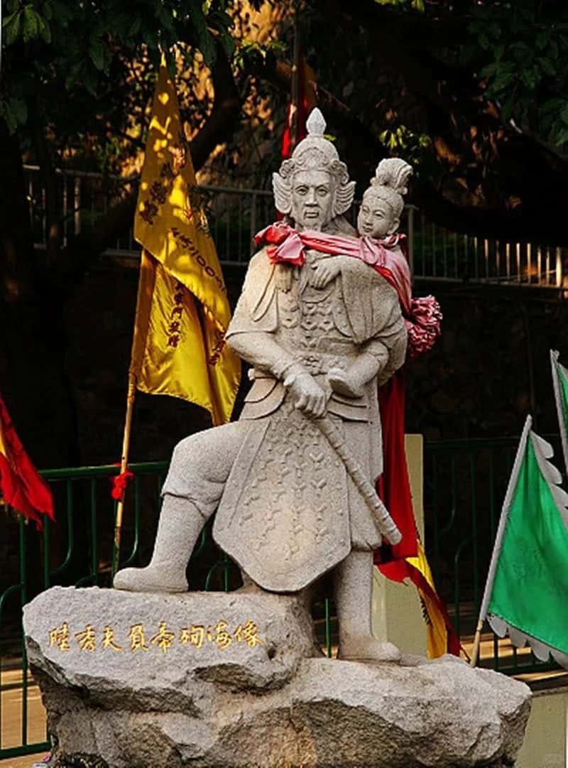 Commemorative statue of Lu Xiufu carrying the young Emperor Zhao Bing at Yamen.
