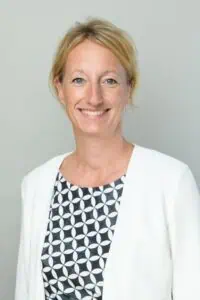 Bewerbungsfotos im Rostocker Fotostudio – Professionelles Porträt einer sympathischen Frau mit blondem Haar in stilvollem Business-Outfit vor neutralem Hintergrund.