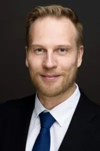 Professionelles Bewerbungsfoto eines Mannes im Anzug mit blauer Krawatte – Bewerbungsfotos im Rostocker Fotostudio.