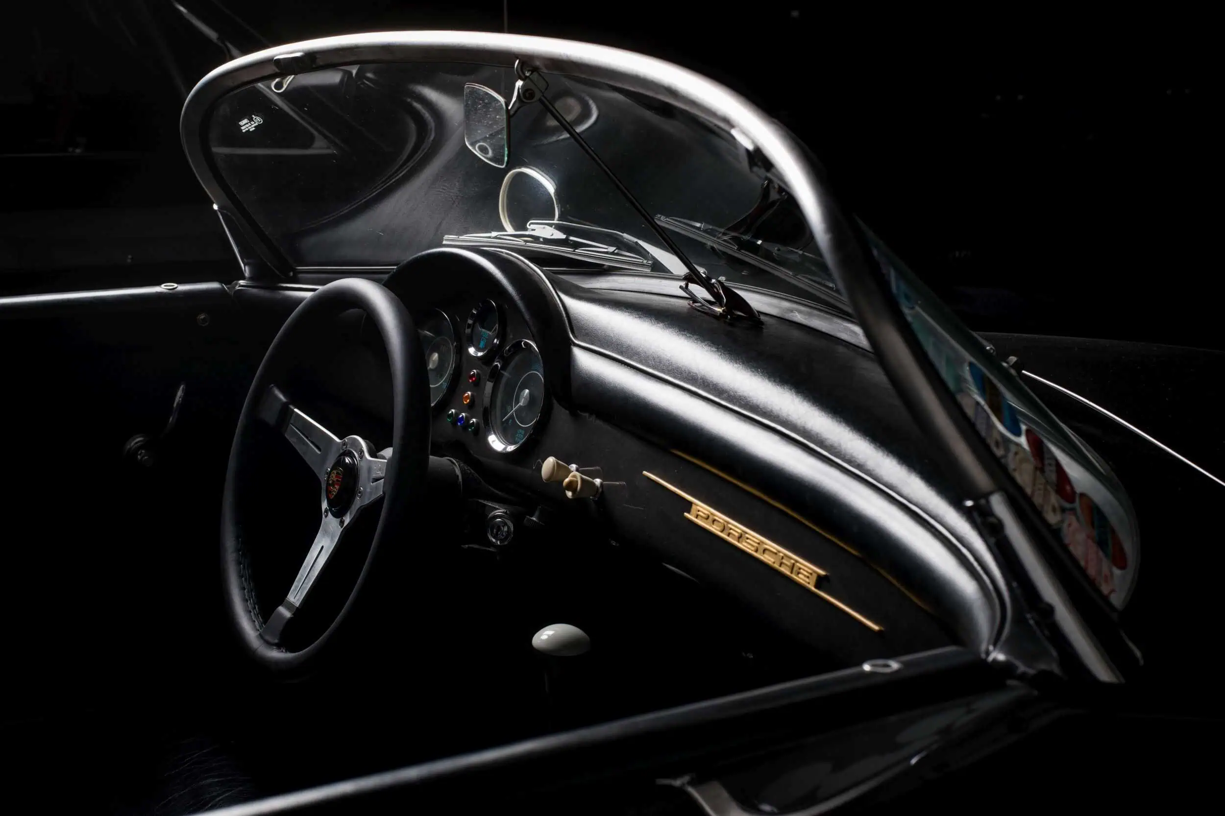 Detailaufnahme eines Porsche Replik Innenraum eines Classic Cars Matter Replik-Porsche mit edler schwarzer Lederausstattung und klassischem Armaturenbrett – fotografiert vom Businessfotograf in Rostock.