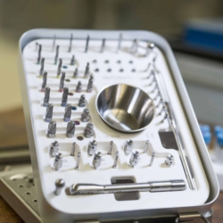 Steriles chirurgisches Bohrset in einem offenen Metallkoffer mit verschiedenen Bohrern und medizinischen Werkzeugen – fotografiert vom Businessfotograf in Rostock.