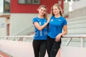Die Leichtathletinnen Johanna Martin und Lia Flotow feiern ihren Titelgewinn im 400-Meter-Lauf, aufgenommen vom Rostocker Fotograf.