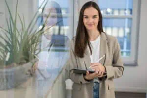 Business-Porträt einer Frau mit Spiegelung, aufgenommen vom Rostocker Fotograf.