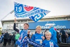 Hansa Rostock Fans in emotionaler Stimmung, festgehalten vom Rostocker Fotograf.