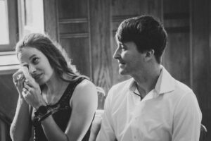Emotionale Hochzeitsmomente im Standesamt Rostock – Tränen der Rührung Emotionale Szene im Standesamt Rostock: Eine Frau wischt sich gerührt Tränen aus dem Gesicht, während ein Mann sie liebevoll ansieht.