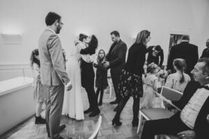 Herzliche Glückwünsche nach der Trauung im Rostocker Standesamt Familien und Freunde gratulieren dem Brautpaar nach der standesamtlichen Trauung im Rostocker Standesamt – innige Umarmungen und emotionale Momente in Schwarz-Weiß.