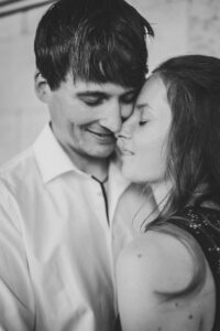 Zeitloses Liebesportrait in Schwarz-Weiß – Hochzeitsfotograf in Rostock Emotionale schwarz-weiß Nahaufnahme eines verliebten Paares, aufgenommen vom Hochzeitsfotograf in Rostock.